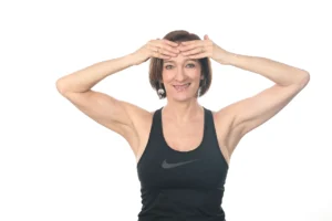 Arcjóga gyakorlat homlokránc és 11-es vonal csökkentésére természetes módszerrel