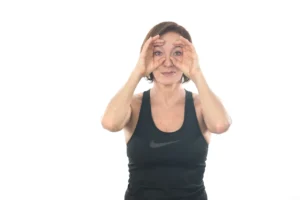 Arcjóga gyakorlat lógó szemhéj emelésére és szem alatti táskák csökkentésére